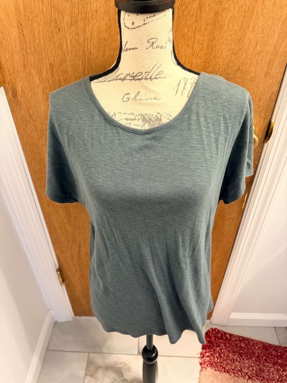 Threads 4 Thought
Alycia Textured Slub Jersey Cutout
Knit Top.
Size Medium